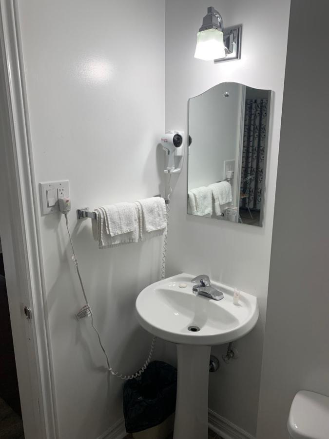 Nites Inn Motel Cornwall Dış mekan fotoğraf